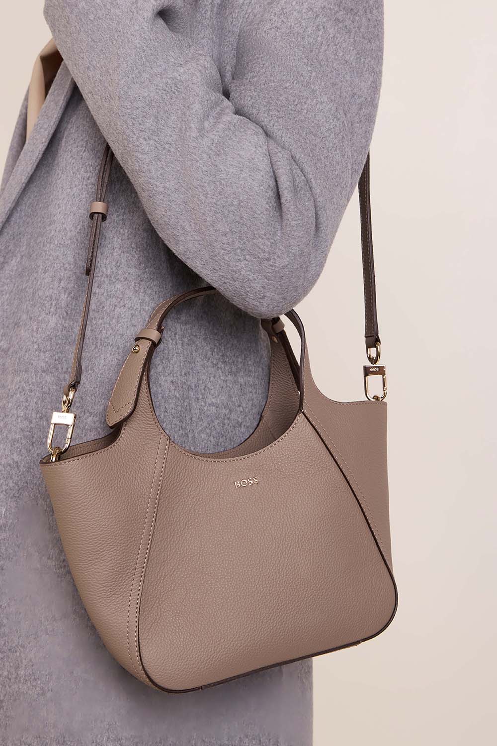 תמונת כל הלוק של תיק נשיאה לנה סמול